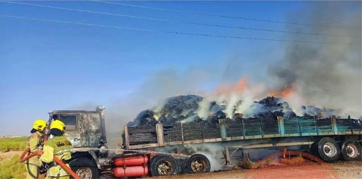 Qashqadaryoda somon bog‘lami ortilgan «KAMAZ» yonib ketdi