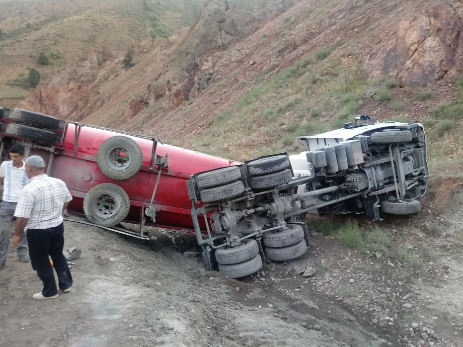 «Kamchiq» dovonida yuk avtomobili ag‘anab, chuqurga tushib ketdi