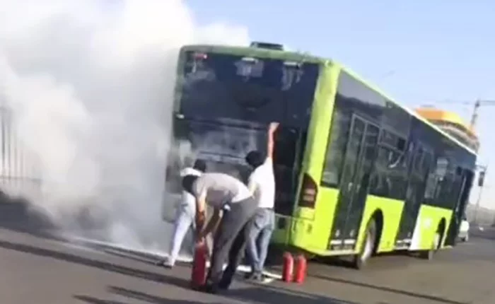 Abu Saxiy bozori yaqinida Mercedes-Benz avtobusida yong‘in chiqdi