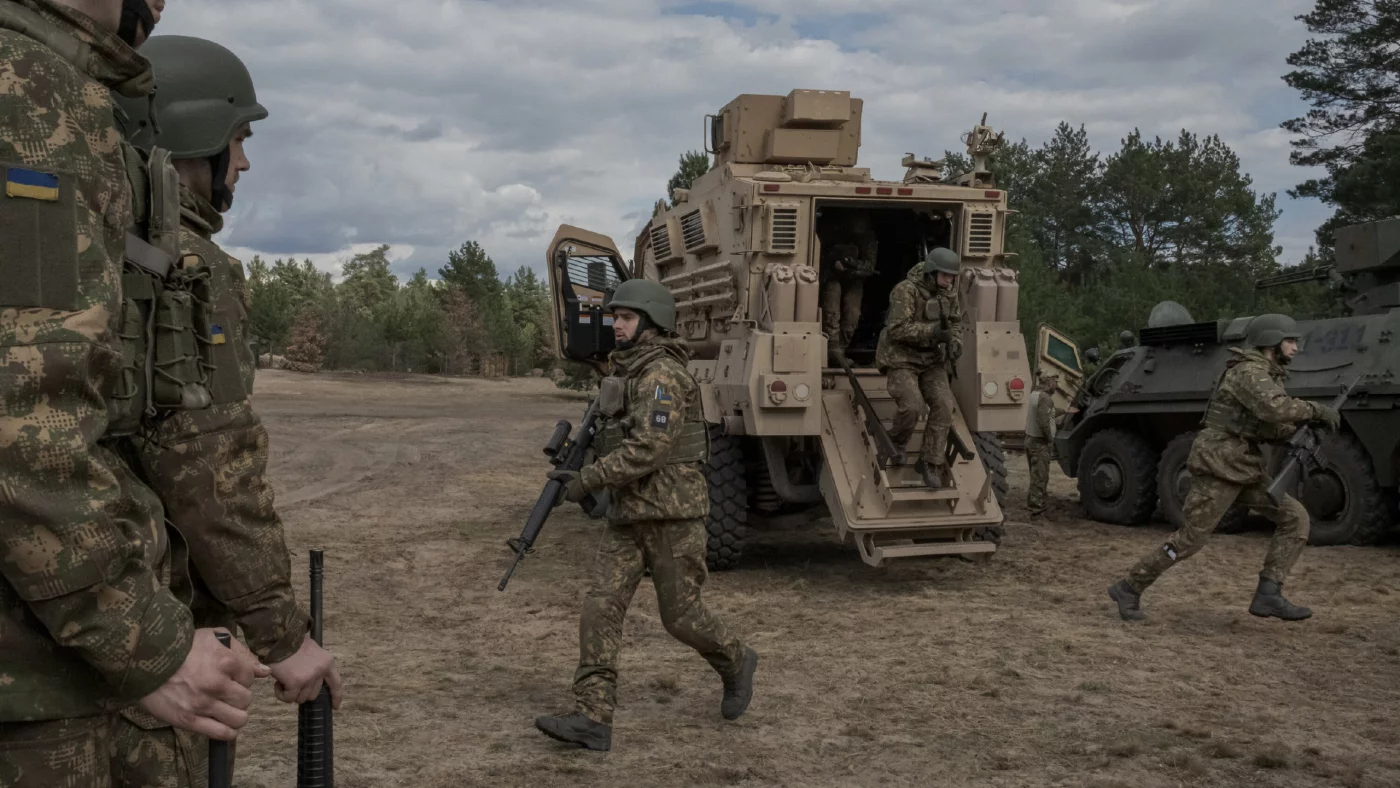 Ukraina qarshi hujumning ilk haftalarida harbiy texnikaning 20 foizini yo‘qotdi