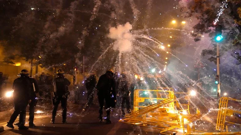 Parijdagi tartibsizliklar vaqtida politsiyaga hujum qilgan 12 yoshli bolalar hibsga olindi