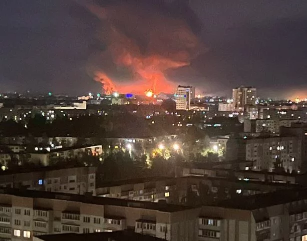 Pskov xalqaro aeroportiga dronlar hujum qildi, to‘rtta samolyotga zarar yetdi (video)