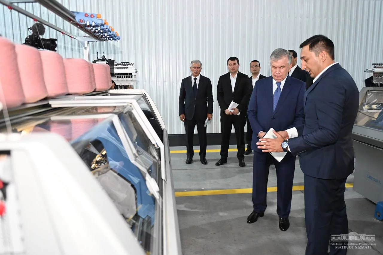 Shavkat Mirziyoyev Buxoroda “Siyovush tekstil” korxonasi faoliyati bilan tanishdi