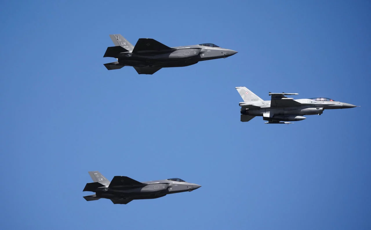 АҚШ Украинага F-16 қирувчи самолётлари етказиб беришни маъқуллади