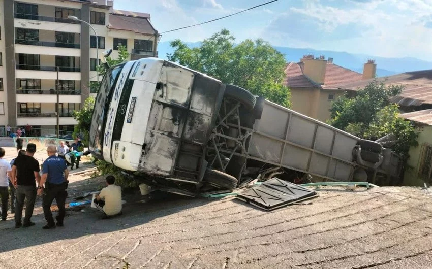 Turkiyada ichida sayyohlar bo‘lgan avtobus ag‘darilib ketdi расм