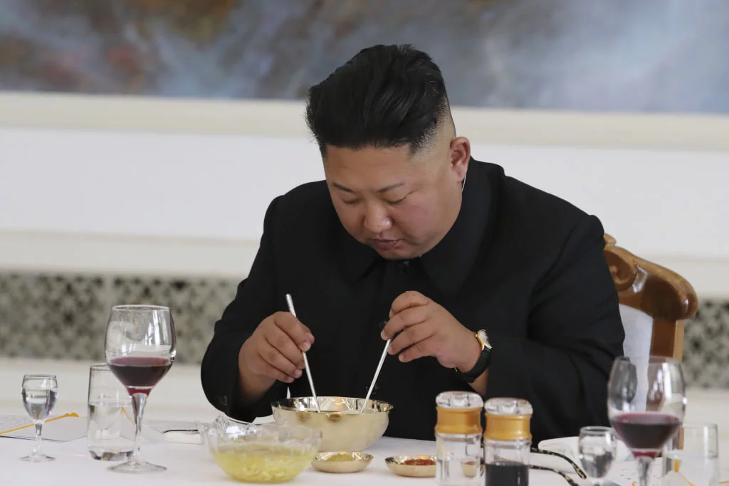 Chuchvaradan baliqqacha: Putin Kim Chen Inni qanday taomlar bilan siyladi?