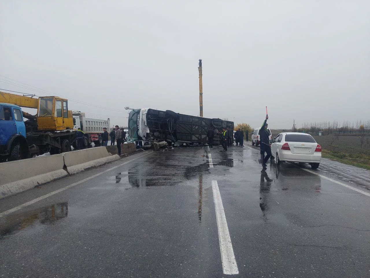 Самарқандда йўловчи автобуси ЙТҲга учраб, ағдарилиб кетди