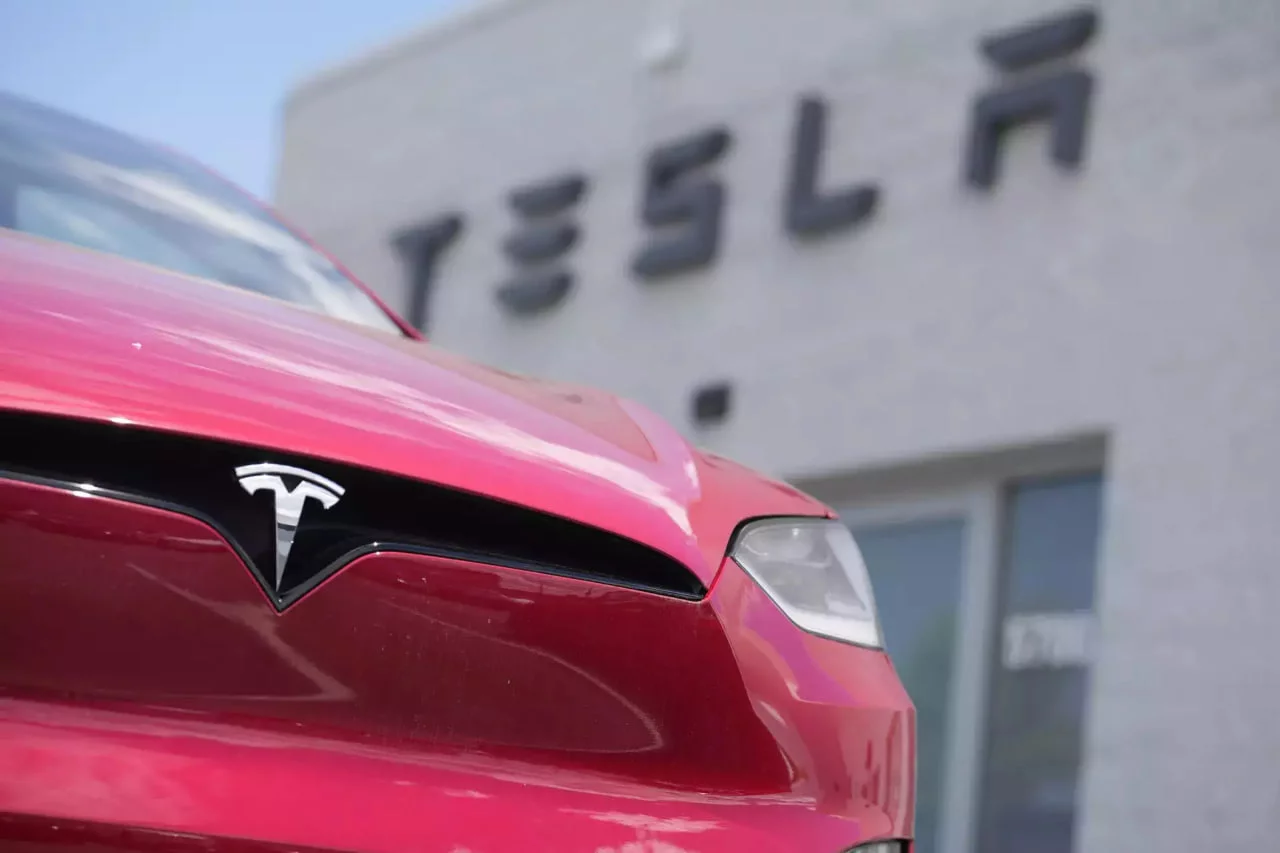 Tesla 25 ming yevroga «hamyonbop» elektromobil ishlab chiqaradi