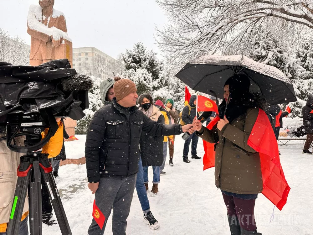 Bishkekda Qirg‘iziston bayrog‘ini o‘zgartirishga qarshi miting bo‘lib o‘tdi