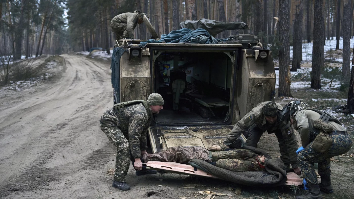 Украина Ғарб ёрдами камайгани сабабли операциялар кўлами қисқарганини тан олди