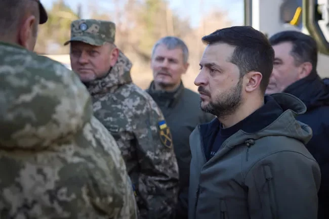 Зеленский қўмондонлар билан Залужнийни четлаб ўтган ҳолда гаплашмоқда ва йиғилишларда унга пичинг қилмоқда