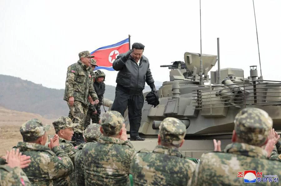 Ким Чен Ин “дунёдаги энг кучли танк”ни синовдан ўтказди (фото)