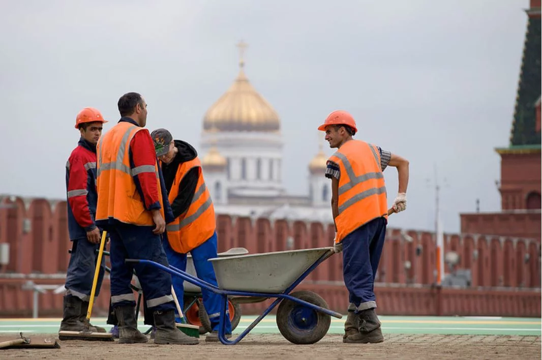 Москвада меҳнат мигрантлари қанча пул ишлаб топади?