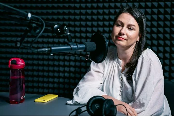 Polshadagi elchiga sharbat bilan hujum: Rossiya ukrainalik ayolni sirtdan hibsga oldi