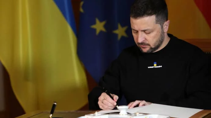 Зеленский украиналикларнинг сафарбарлик ёшини 27 ёшдан 25 ёшга туширди