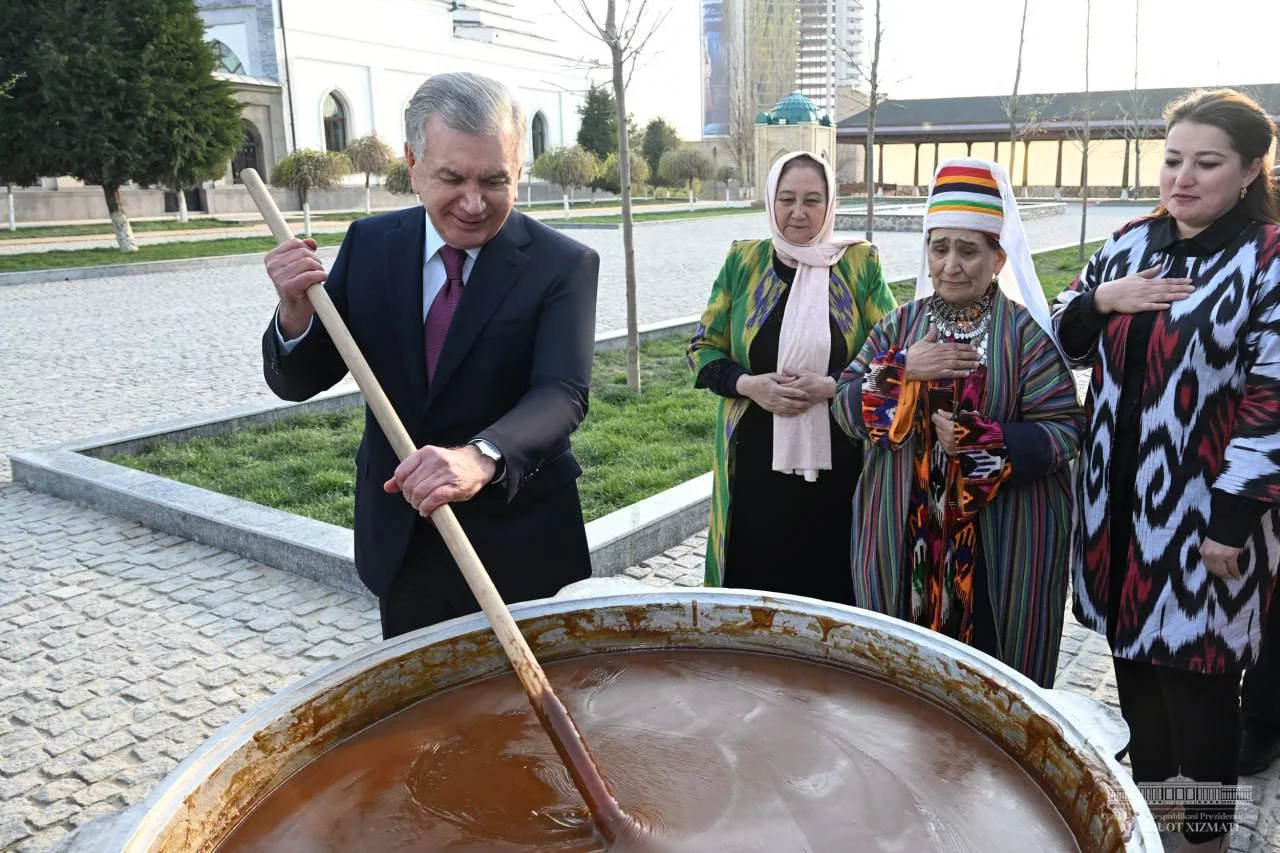 Shavkat Mirziyoyev Gulzor mahallasi va 1-bolalar musiqa va san’at maktabiga tashrif buyurdi