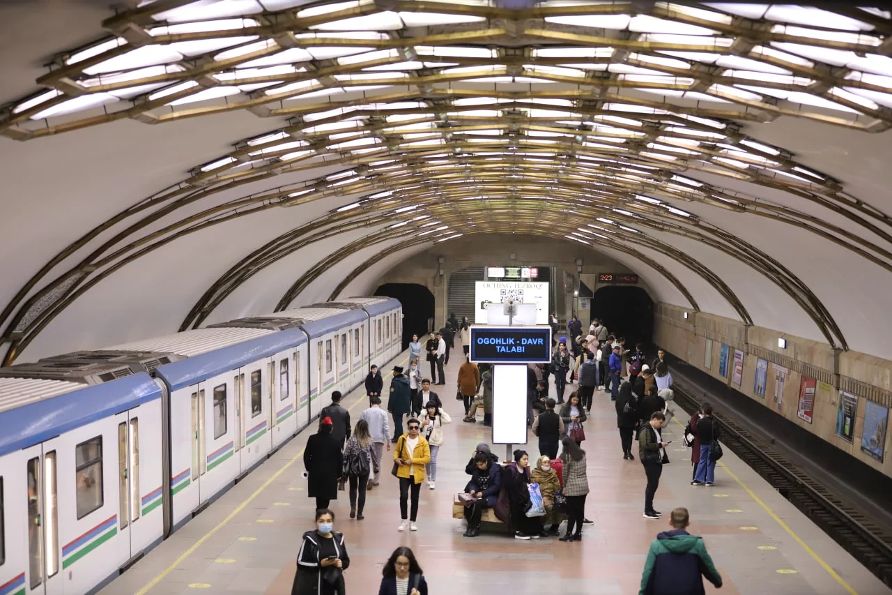 Toshkentda metroda notanish ayolga shilqimlik qilgan yigit 5 sutkaga qamaldi