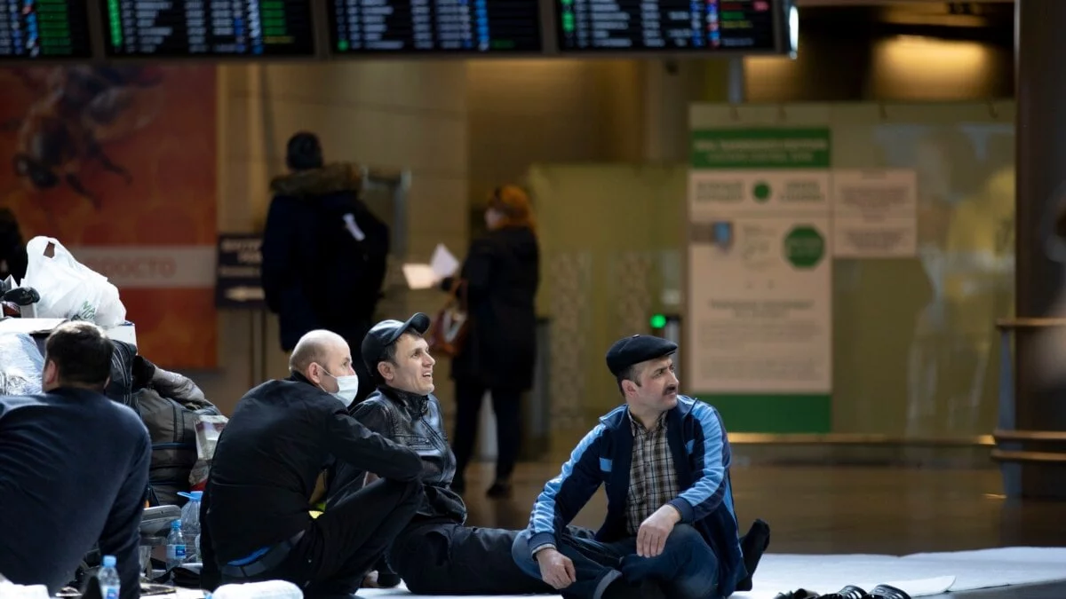 Moskva aeroportlarida 1000 ga yaqin tojikistonlik qolib ketdi расм