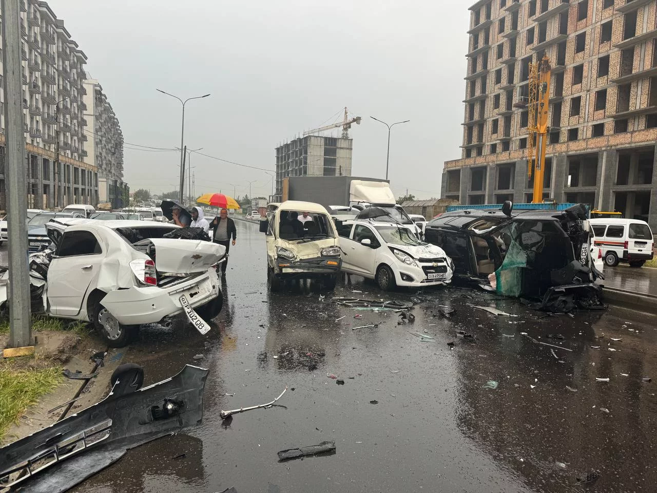 Toshkent viloyatida Toyota Prado uchta avtomobil bilan to‘qnashdi