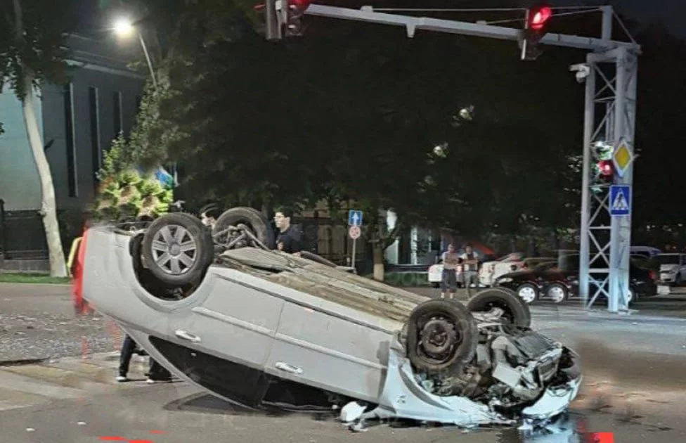 Toshkentda sodir bo‘lgan YTH oqibatida Lacetti ag‘darilib ketdi