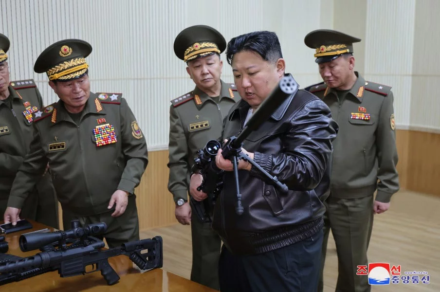 Ким Чен Ин янги снайпер милтиғини синовдан ўтказди (фото)
