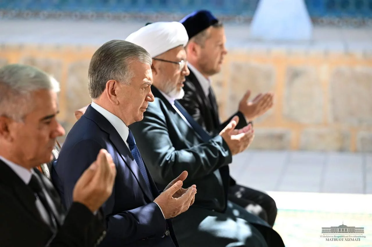 Shavkat Mirziyoyev Buxoroga tashrifini Bahouddin Naqshband maqbarasi ziyoratidan boshladi