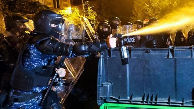 Тбилисидаги намойишлар: полиция қалампир газидан фойдаланди расм