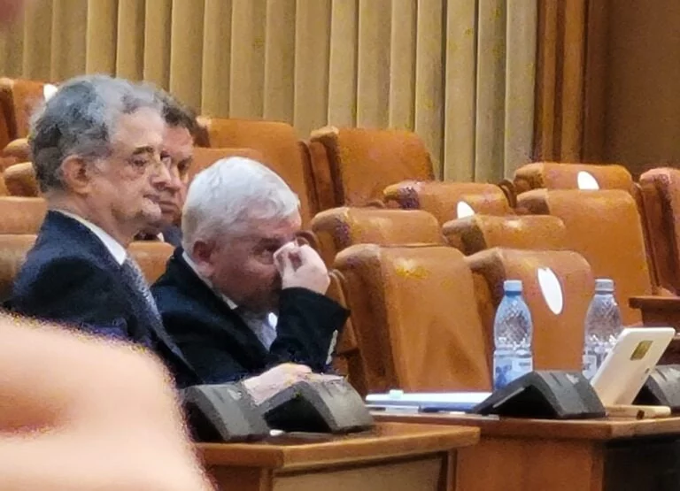 Ruminiya parlamentida deputat hamkasbining burnini tishlab oldi (video)