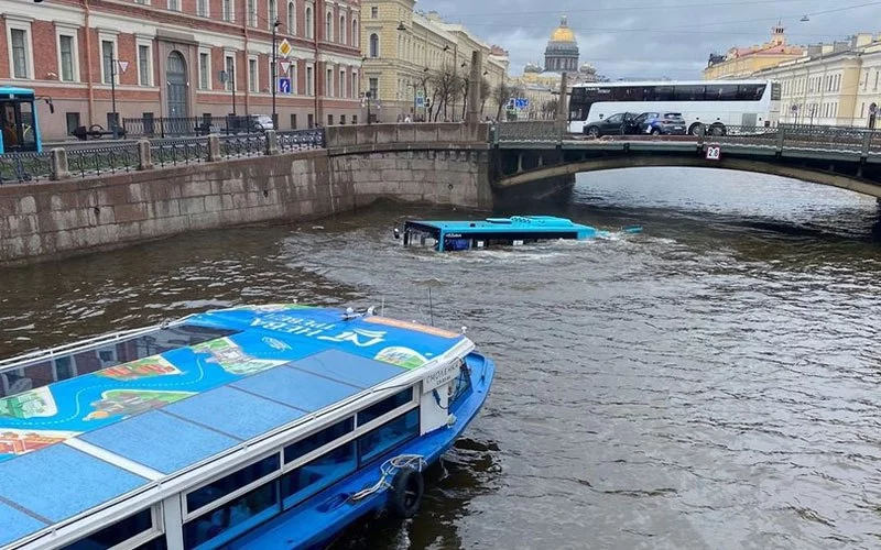 Санкт-Петербургда йўловчи автобус дарёга қулаб тушди (видео) расм