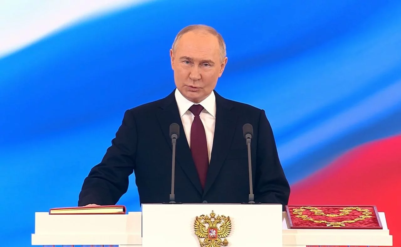 Путин бешинчи муддатга Россия президенти лавозимига киришди расм