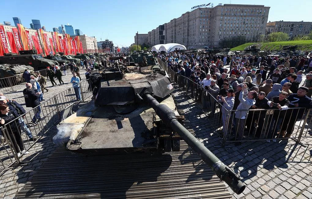 Moskvada Ukrainadan tortib olingan NATO harbiy texnikalari ko‘rgazmasi o‘tkazildi расм