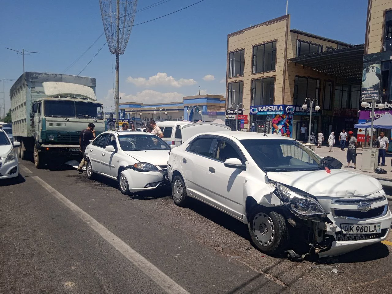 Паркентда оралиқ масофани сақламаган «КАМАЗ» ҳайдовчиси 4 та автомобилга зарар етказди