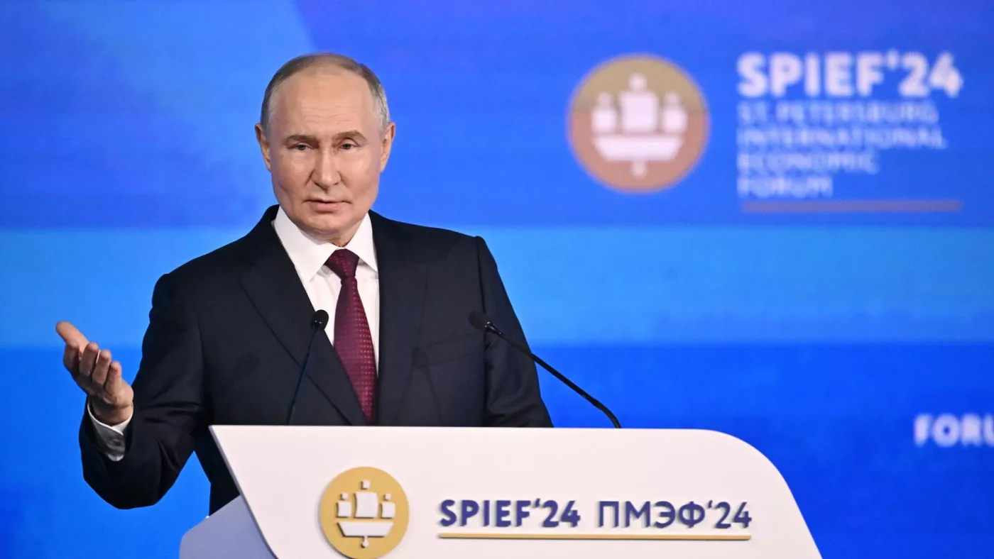 Владимир Путин: АҚШ доллар монополиясидан фойдаланиб, бошқа давлатлар ресурсларини тортиб олмоқда