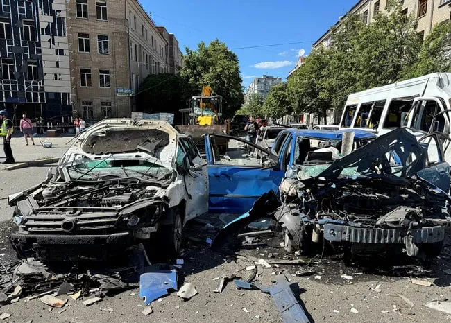 Харкив бўйлаб зарба берилди. Авиабомбалардан бири турар жой биносига тушди (фото)