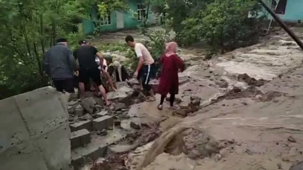 Namanganda opa-singilni sel vaqtida devor bosib qoldi