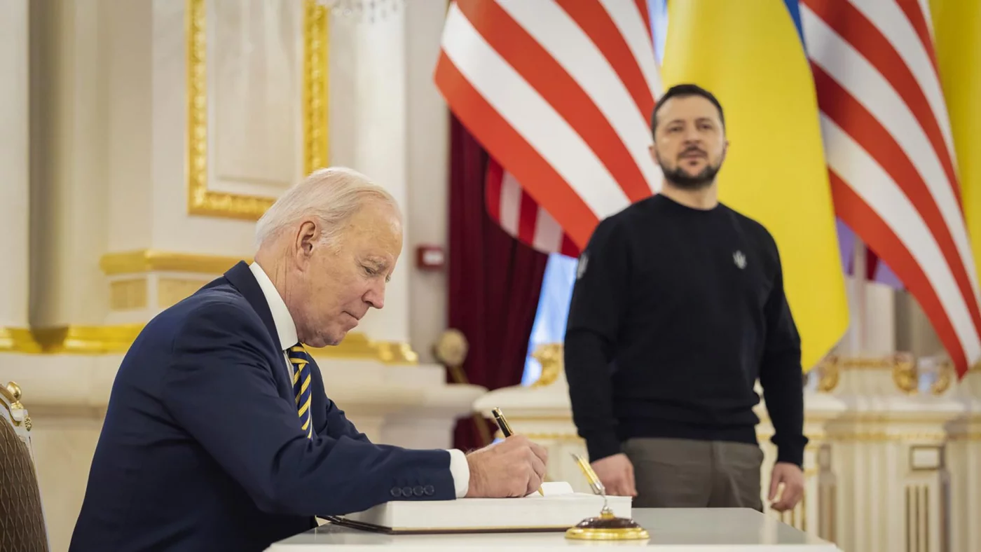 Байден Украина НАТОга қабул қилинмаслигини истисно қилмади