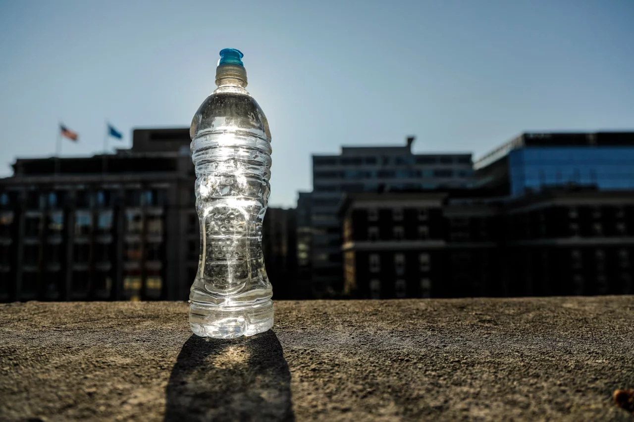 Tadqiqot: Quyoshda qolgan plastik suv idishlari saratonga olib kelishi mumkin