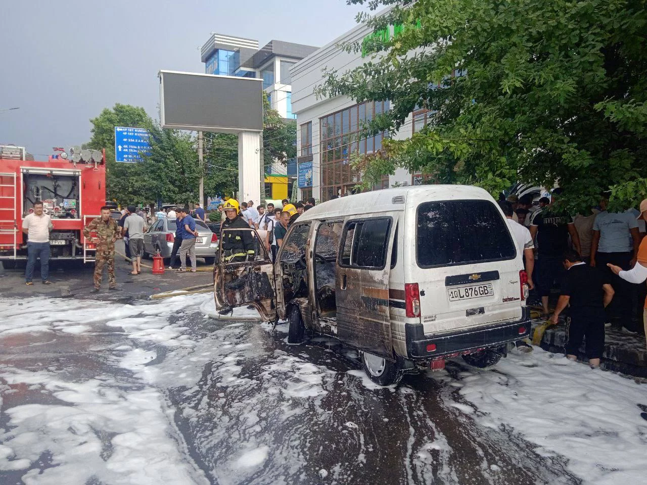 Parkent bozori oldida to‘xtab turgan “Damas” avtomashinasida yong‘in sodir bo‘ldi