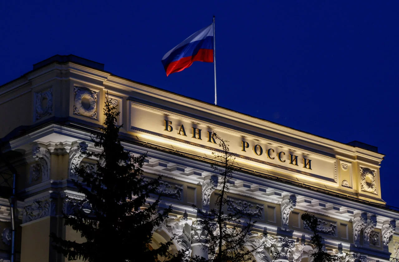 Rossiya Markaziy banki sanksiyalar joriy etilganidan keyin ilk marta valyuta kurslarini o‘rnatdi расм