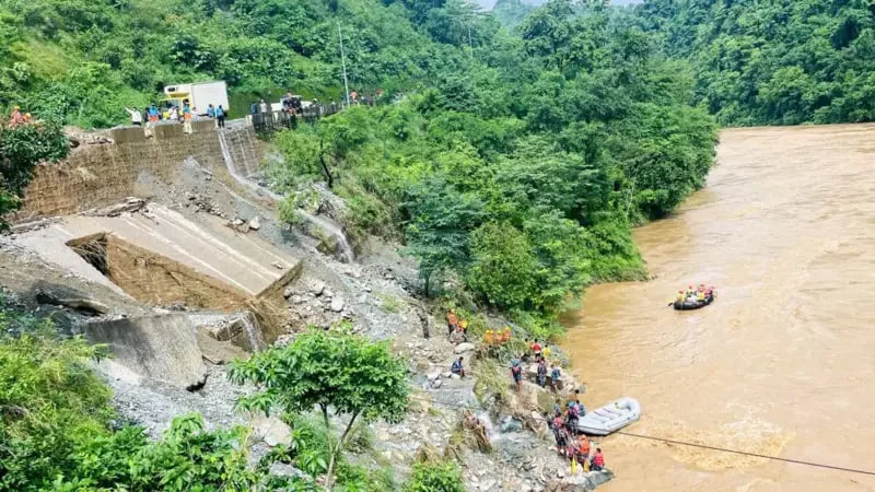 Nepalda ko‘chki ikki avtobusni daryoga olib ketdi