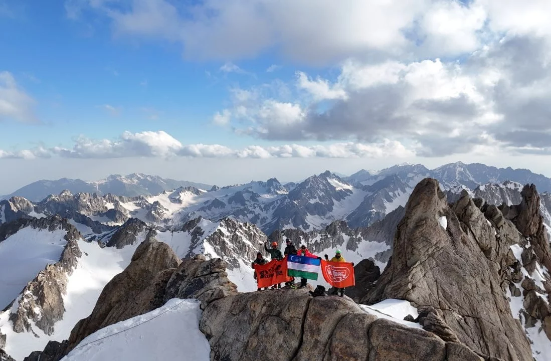 O‘zbekistonlik alpinistlar ilk bor yurtimizdagi eng baland nuqtaga ko‘tarildi