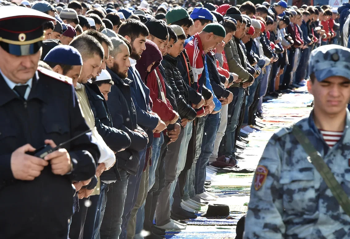 Ayollarga hushtak chalma, ko‘chada qo‘y so‘yma: Rossiyada migrantlar uchun kurs ishlab chiqildi