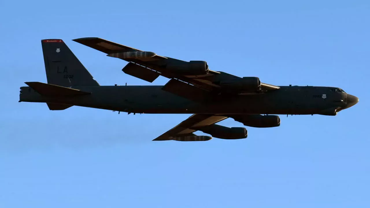 АҚШ стратегик бомбардимончи самолётлари Россия чегараси томон учирилди расм