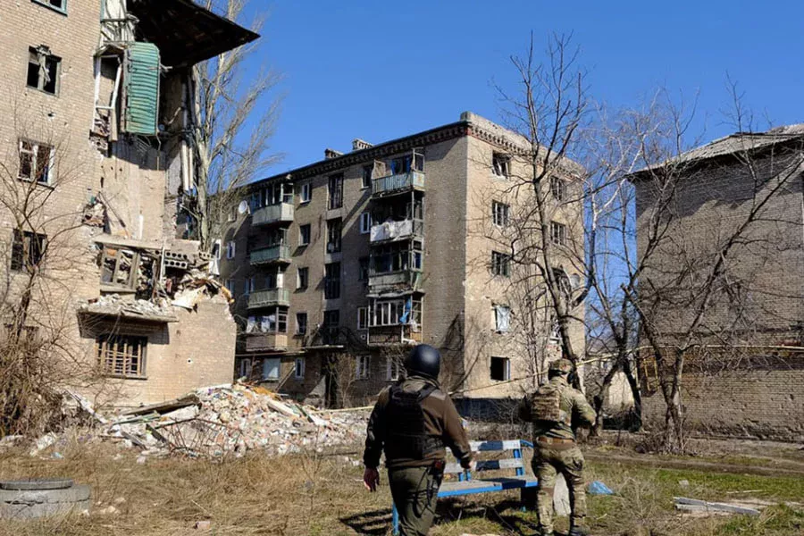 Ukraina qo‘shinlari Rossiya Donbassni egallashi uchun asosiy shaharda pozitsiyalardan chekindi расм