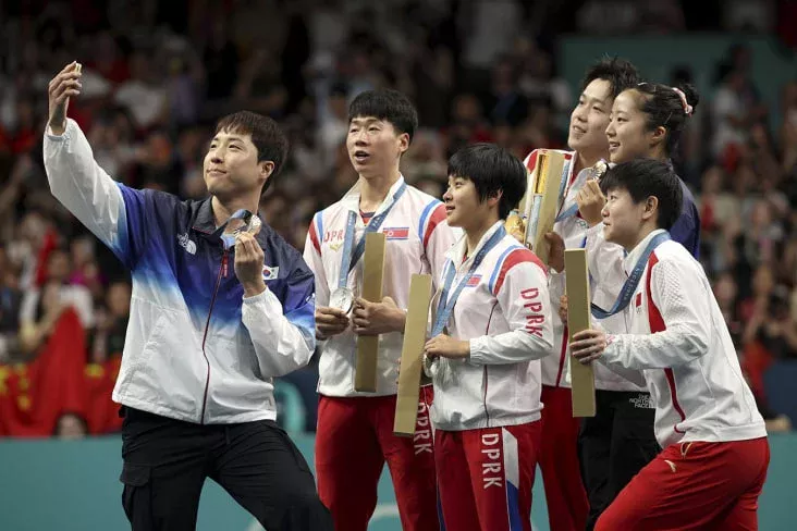 Janubiy Koreya va KXDR sportchilari birgalikda selfi qilishdi