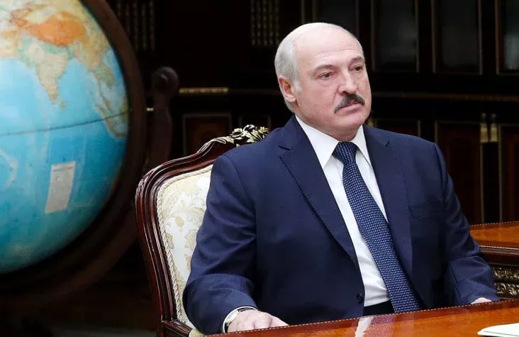 Lukashenko ruslar va ukrainaliklarni Belarus qishloqlaridan yer sotib olishga chaqirdi расм