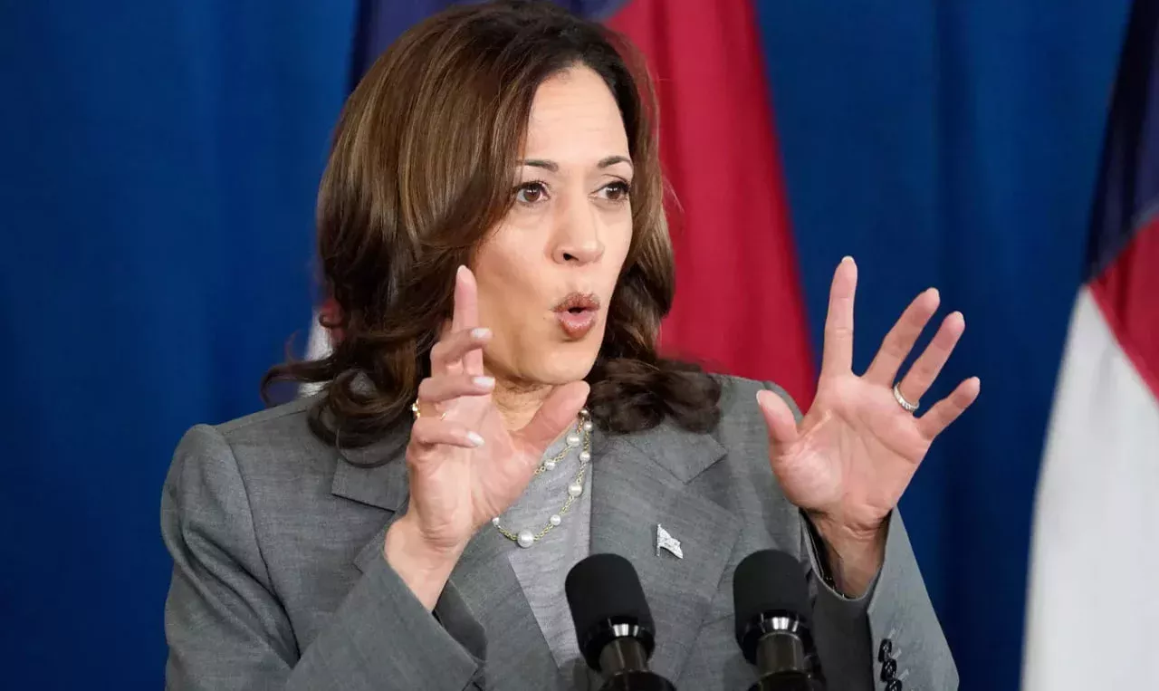 Kamala Harris nutqida adashib o‘zini prezident deb atadi расм