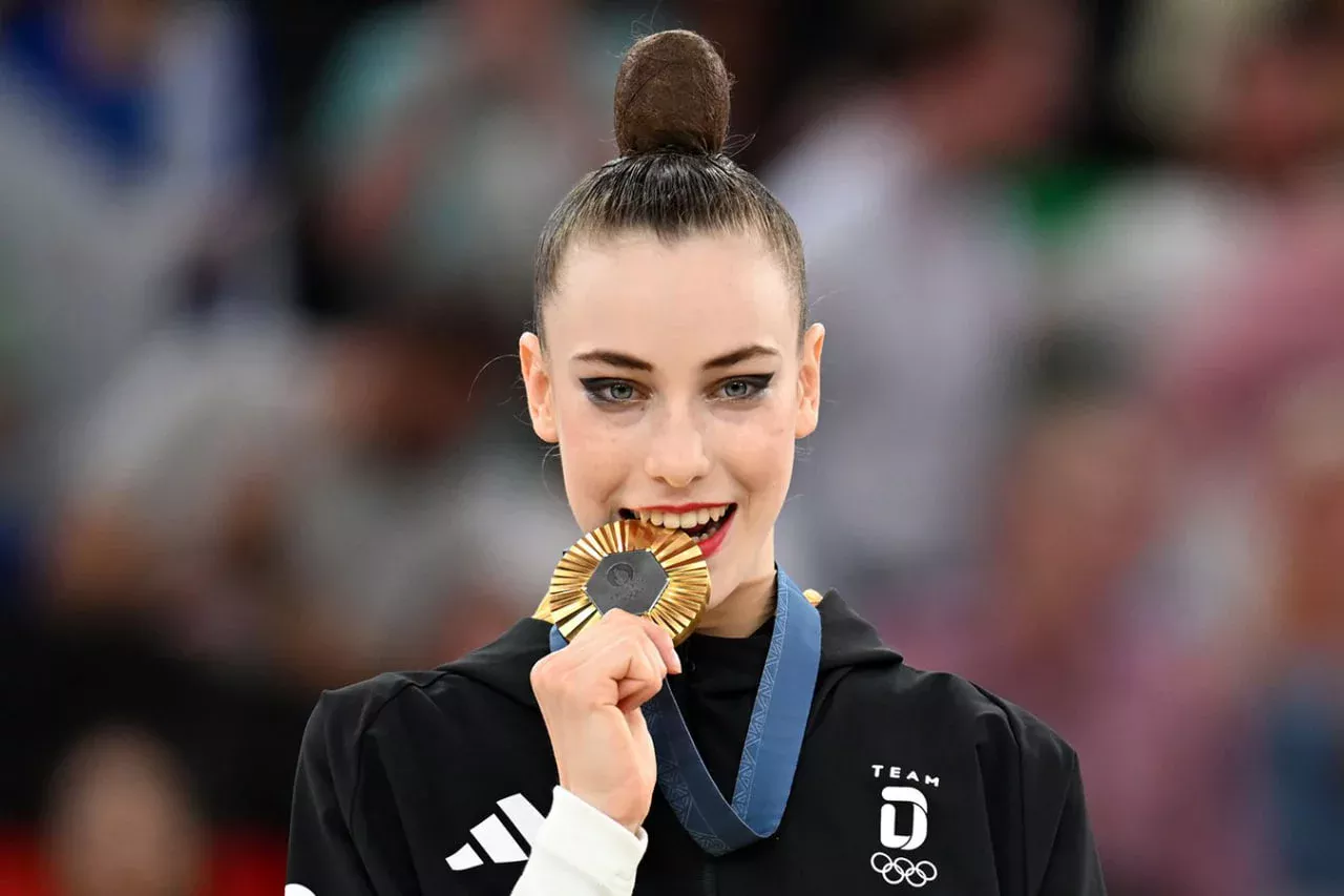 Rossiyalik qiz Parijdagi Olimpiya o‘yinlarida Germaniya uchun oltin medalni qo‘lga kiritdi расм