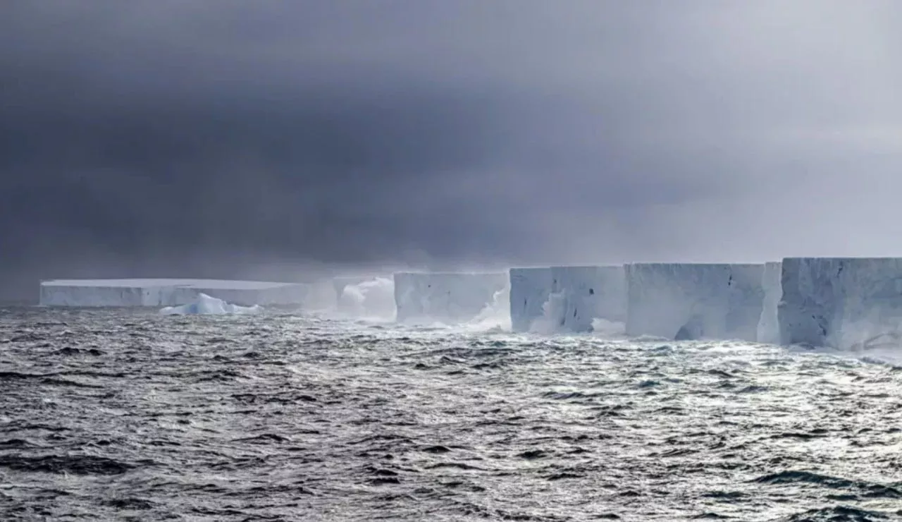 Dunyodagi eng yirik aysberg okean tuzog‘iga tushib qoldi
