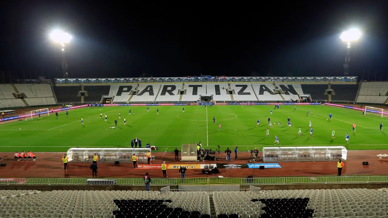 Belgradda noma’lum shaxslar stadion maysasini yoqib yubordi